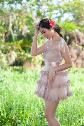 户外草地性感超短蕾丝吊带裙美女写真图片